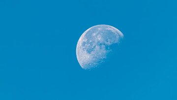 به چه علت ماه در طول روز در آسمان دیده می‌شود؟