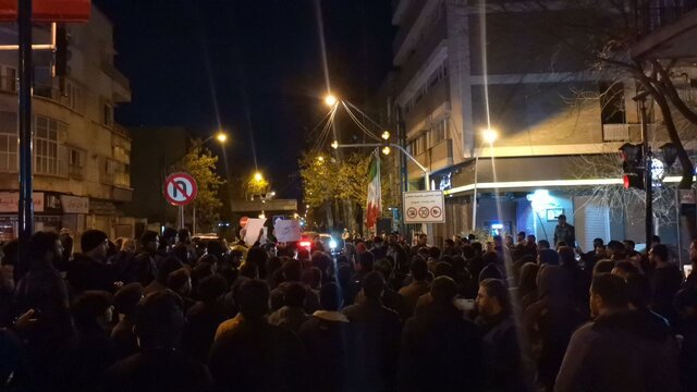 محکومیت ترور شهید موسوی توسط کفن‌پوشان در تجمع دانشجویی و مردمی در تهران