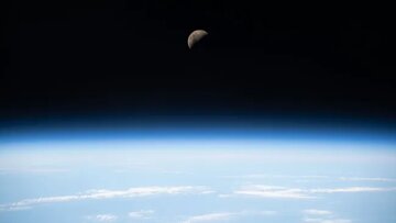 ماه از ایستگاه فضایی این طور دیده می‌شود+عکس