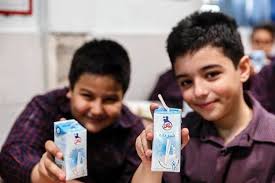 تداوم توزیع شیر رایگان در مدارس تا پایان امتحانات/ چالش تامین پاکت استریل شیر
