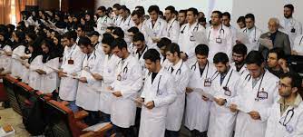 ۷۰ دانشگاه علوم پزشکی در کشور داریم