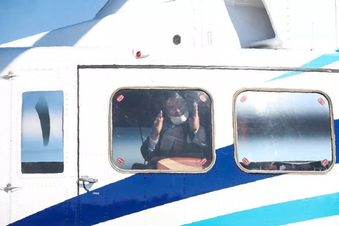آخرین تصویر از رئیس‌جمهور و خداحافظی از داخل بالگرد