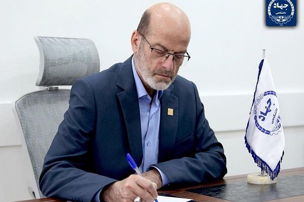تجلیل از خانواده رییسجمهور شهید در آیین اعطای تندیس فداکاری تجلیل از خانواده رییسجمهور شهید در آیین اعطای تندیس فداکاری