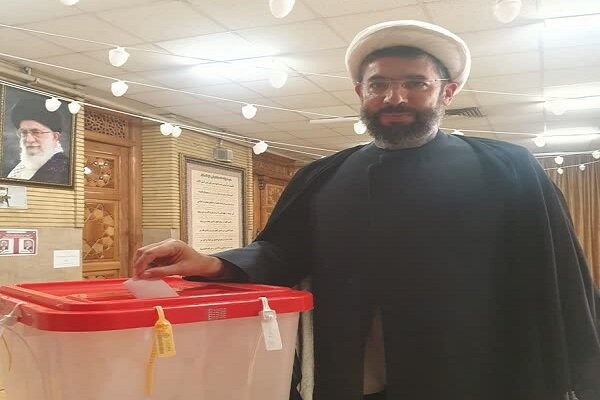رییس نهاد نمایندگی رهبری در دانشگاه ها رای خود را به صندوق انداخت