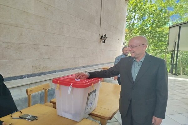 وزیر علوم رای خود را به صندوق انداخت