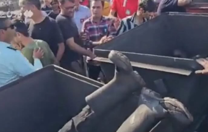 تصویری دردناک از بیرون کشیدنِ پیکرِ‌ کارگرانِ معدن طبس