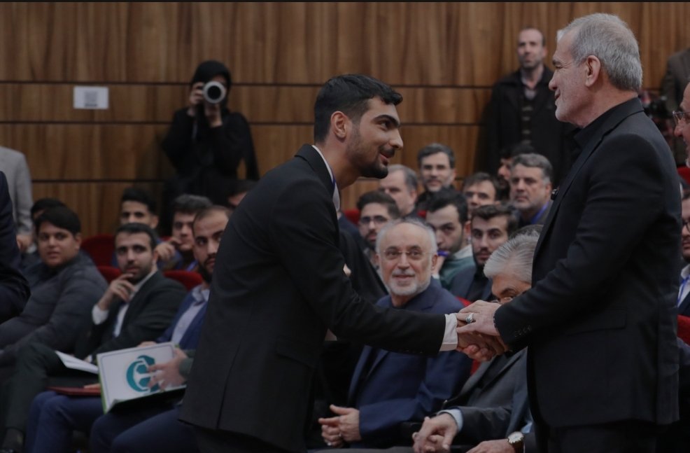 دیدار صمیمانه دانشجویان با رئیس جمهور پزشکیان