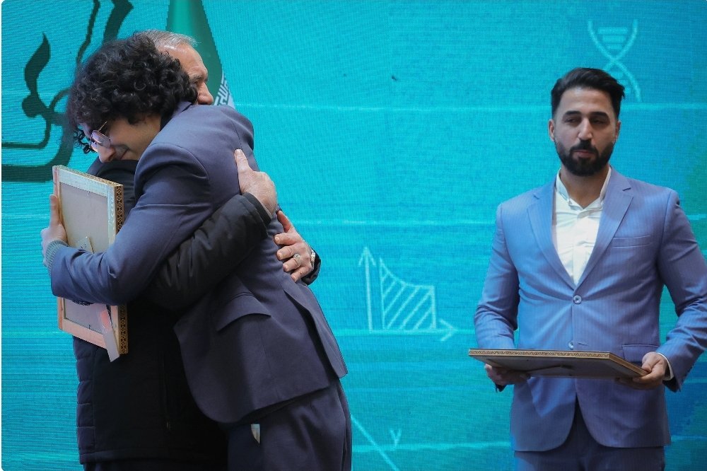 قاب پدرانه از مراسم تجلیل از مدال آوران المپیاد های جهانی