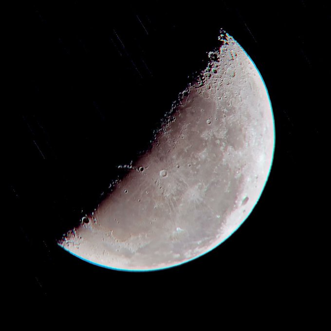تصویری از نیمه‌ بسیار زیبای ماهِ چند شب پیش
