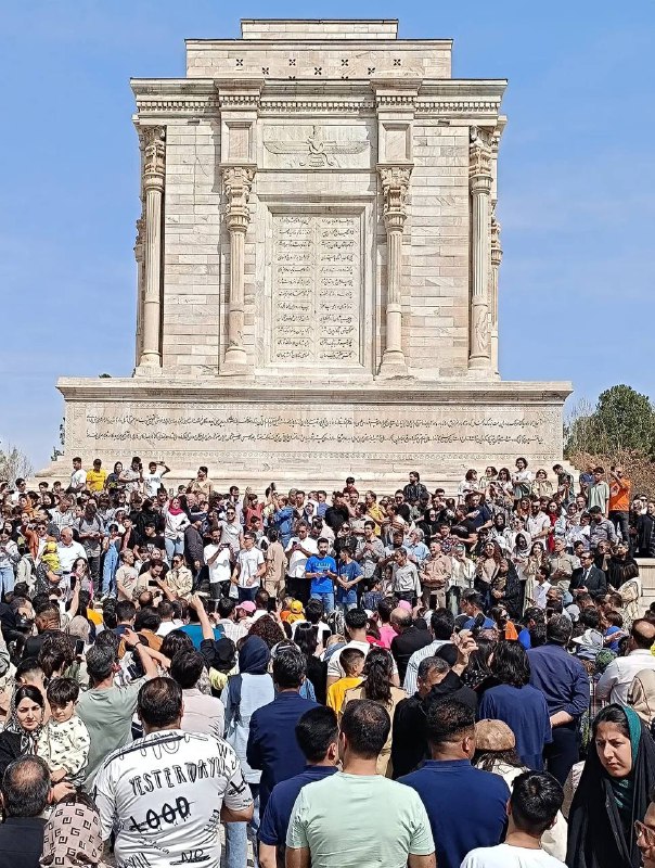 تصویر دیدنی از آرامگاه فردوسی در لحظه تحویل سال تصویر دیدنی از آرامگاه فردوسی در لحظه تحویل سال
