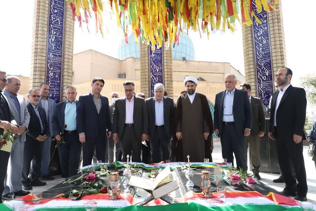 مشاور وزیر علوم به مقام شهدای گمنام دانشگاه شهید چمران ادای احترام کرد