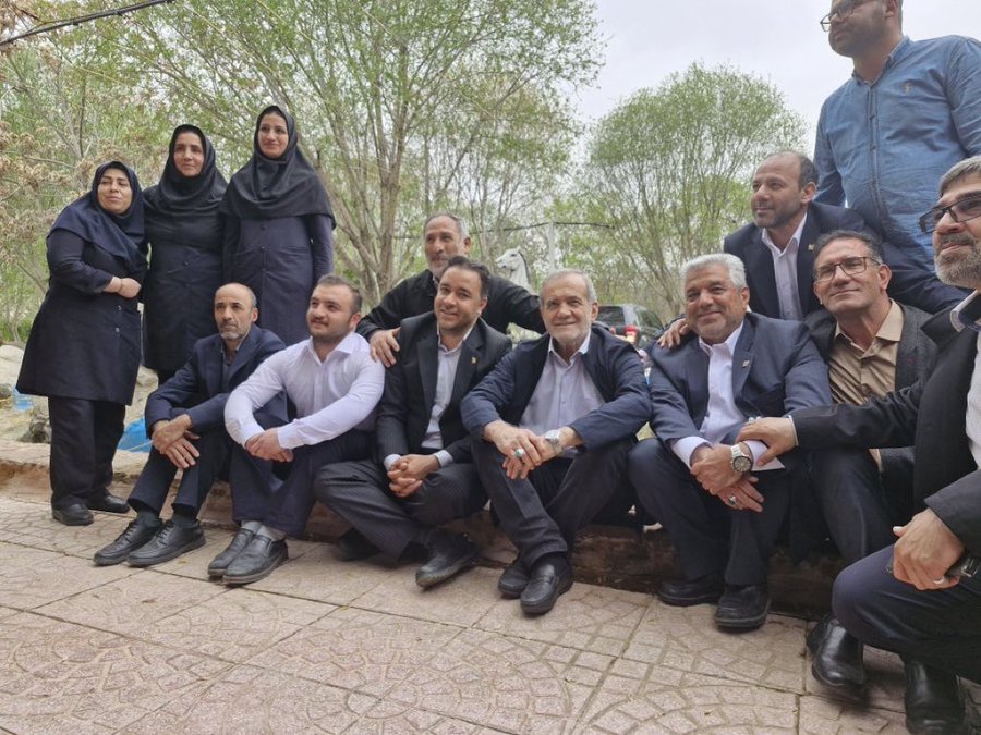 عکس خودمانی دکتر پزشکیان در انتهای یک روز کاری عکس خودمانی دکتر پزشکیان در انتهای یک روز کاری