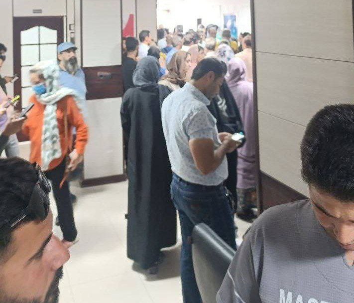 تشکیل صفهای اهدای خون در پی انفجار بندر شهید رجایی تشکیل صفهای اهدای خون در پی انفجار بندر شهید رجایی