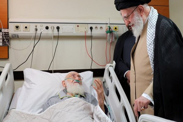 تصویر/ رهبر انقلاب بر بالین آیتالله نوری همدانی حاضر شدند تصویر/ رهبر انقلاب بر بالین آیتالله نوری همدانی حاضر شدند