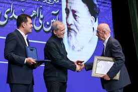 تقدیر از ۲۰ دانشمند برتر در آئین ملی جایزه علامه طباطبایی تقدیر از ۲۰ دانشمند برتر در آئین ملی جایزه علامه طباطبایی