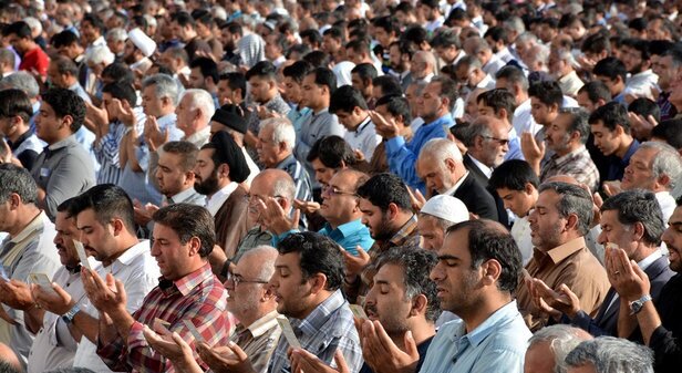 معامله وقت نماز جمعه: حرام یا باطل؟ پاسخ آیت‌الله مکارم