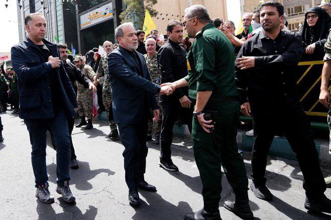 دست دیپلماسی در دست میدان