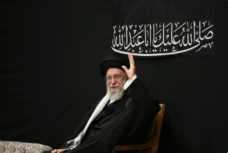 حضور مقتدرانه رهبر انقلاب در حسینیه امام خمینی (ره)