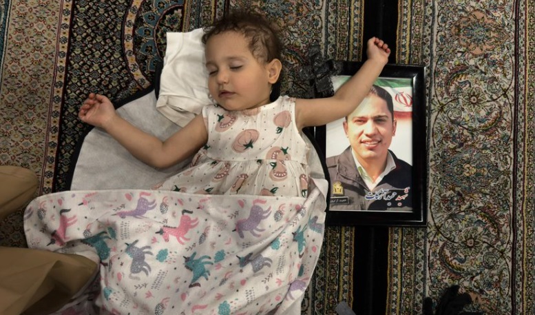 غم اگر تصویر بود: نفس دختر ۲ ساله شهید حمید آزکات غم اگر تصویر بود: نفس دختر ۲ ساله شهید حمید آزکات