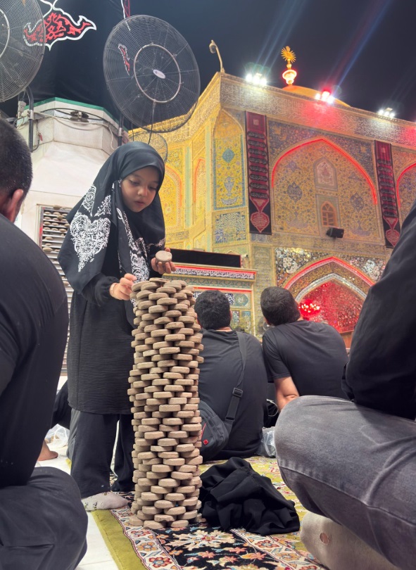 تصویر متفاوت و دیدنی از بازی یک کودک در حرم امام علی (ع)