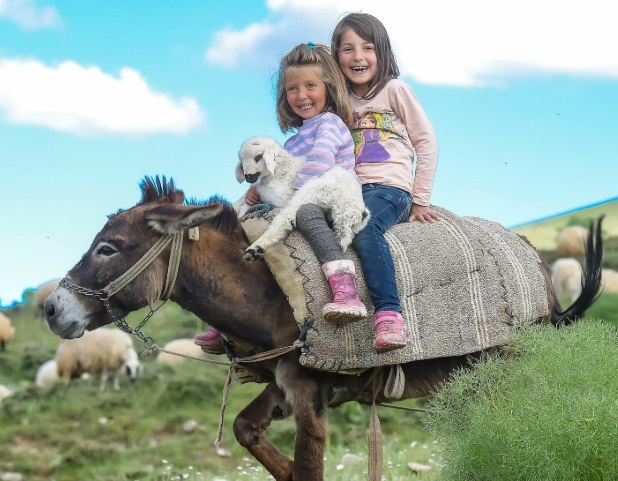 تصویر زیبا از دو کودک عشایر در طبیعت