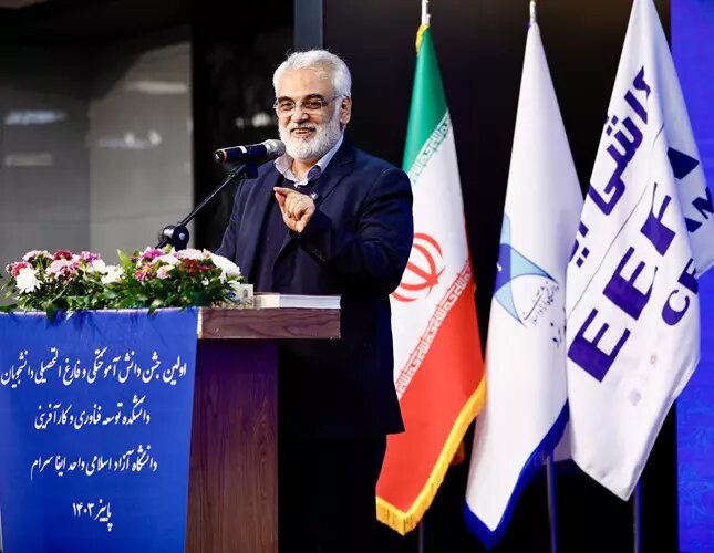 نباید با امید به غرب از مسیر تولید علم و خودباوری علمی غافل شویم