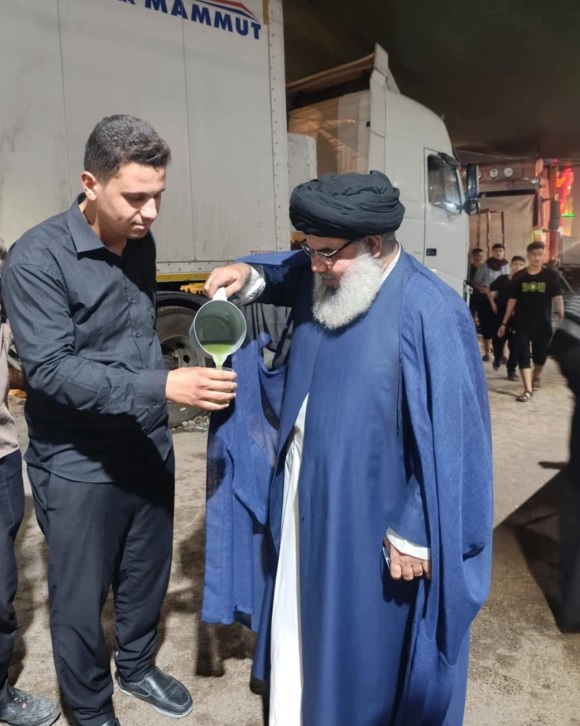 تصویر/ شباهت عجیب یک زائر به شهید سید حسن نصرالله در پیاده روی اربعین