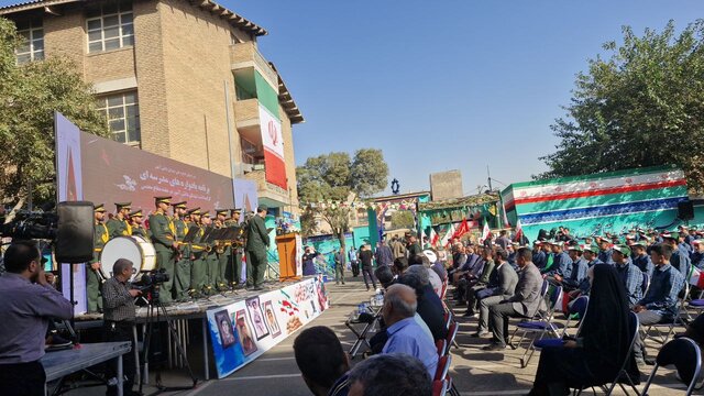 نواختن زنگ ایثار و مقاومت و اهتزاز پرچم ایران در مدارس همزمان با هفته دفاع مقدس