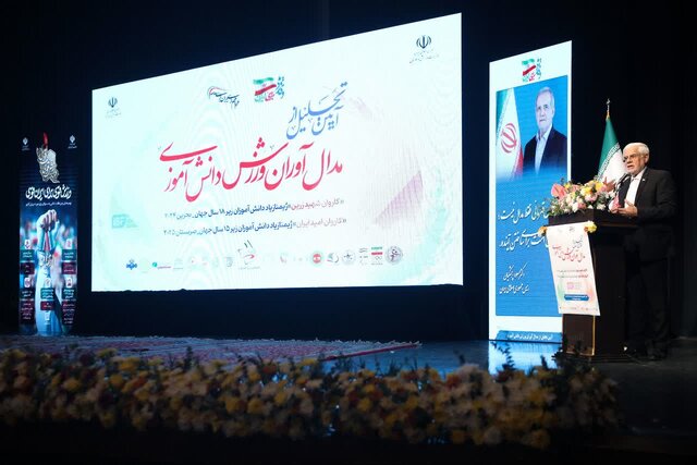 عارف: نمی‌توان از بار تربیت دانش آموزان شانه خالی کرد