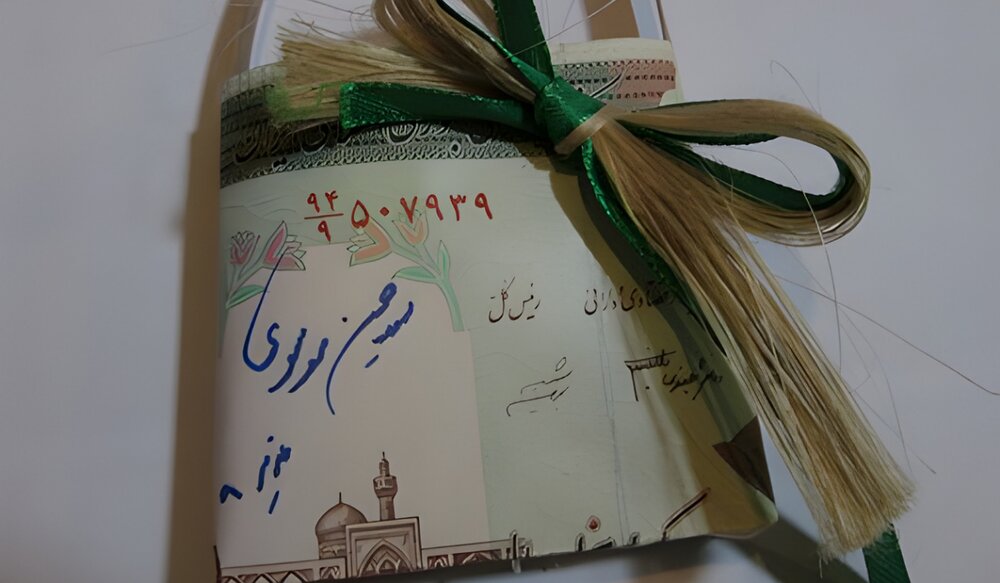 آیا نوشتن روی پول جایز است؟