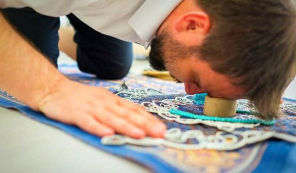 نمازی که با مهر مشکوک خوانده شده قبول است یا باطل؟