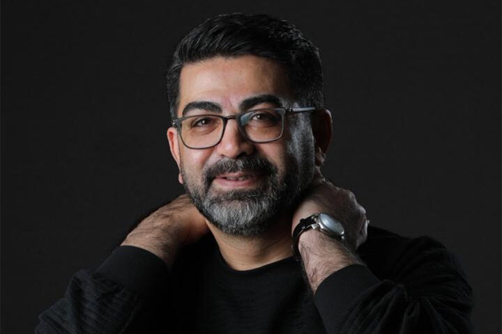 فرزاد حسنی با یک تئاتر جدید روی صحنه می‌رود