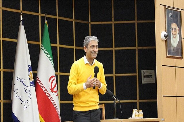 سخنرانی پدر سلول‌های بنیادی ایران در سمپوزیوم از زیست تا فناوری: رؤیای ممکن