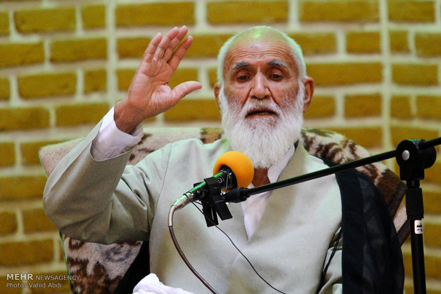 وقتی عمامه این روحانی معروف جای خود را به لباس کار داد