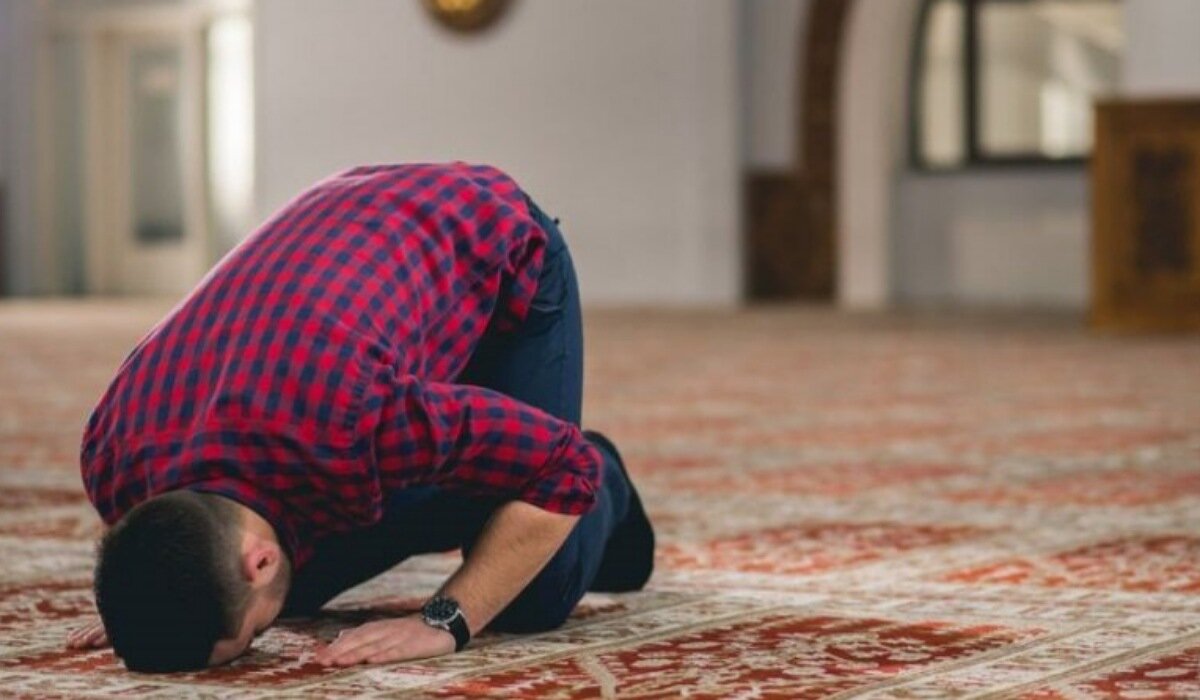رفت و آمد با فرد بی‌نماز جایز است؟