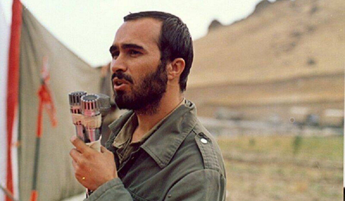 شهیدی که با یک دست، زیر آتش مهمات را کنار می‌زد