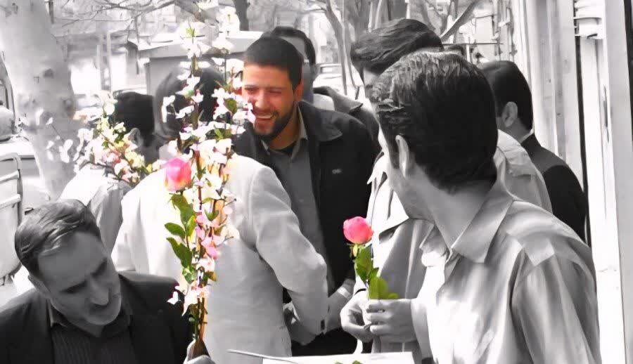 شهیدی که همیشه عکس امام و آقا، جلوی موتورش نصب بود