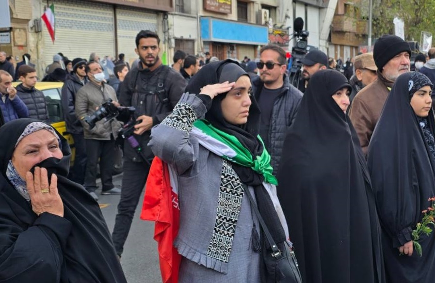 ادای احترام نظامی به شهدای مقاومت ملی