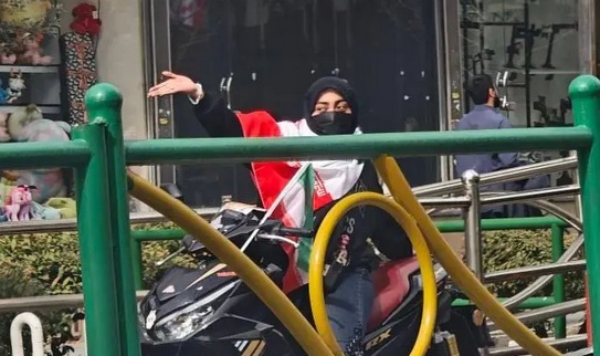  دختر باحجاب سوار بر موتورش به راهپیمایی آمد 