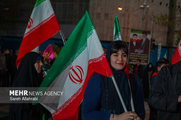  چهل روز است همه ملت ایران ایستاده اند