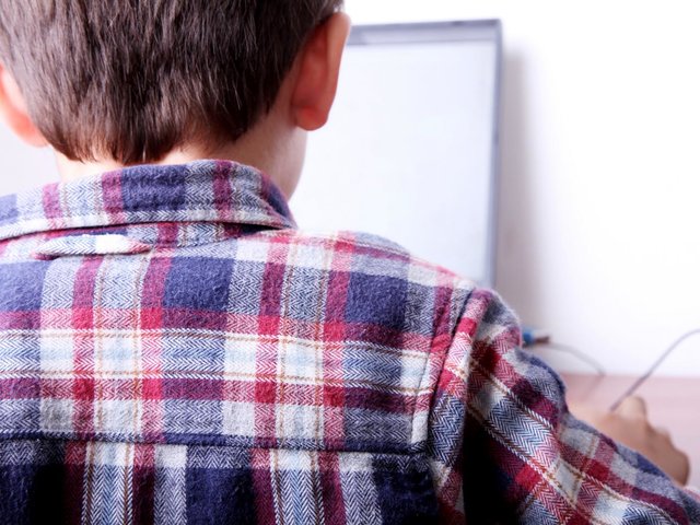  ۳ راهکار برای حمایت از نیازهای عاطفی کودکان دبستانی هنگام آموزش آنلاین