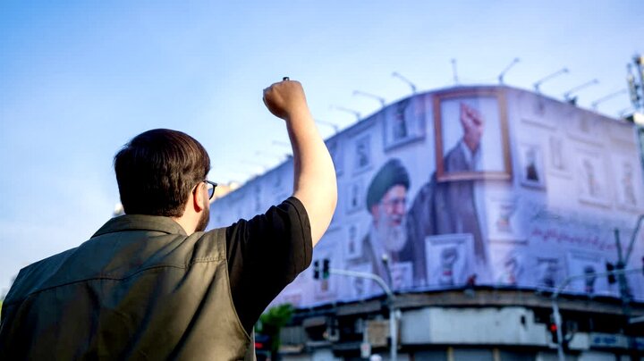  چرا مشت گره‌کرده رهبر شهید روی دیوارنگاره ثبت شد؟