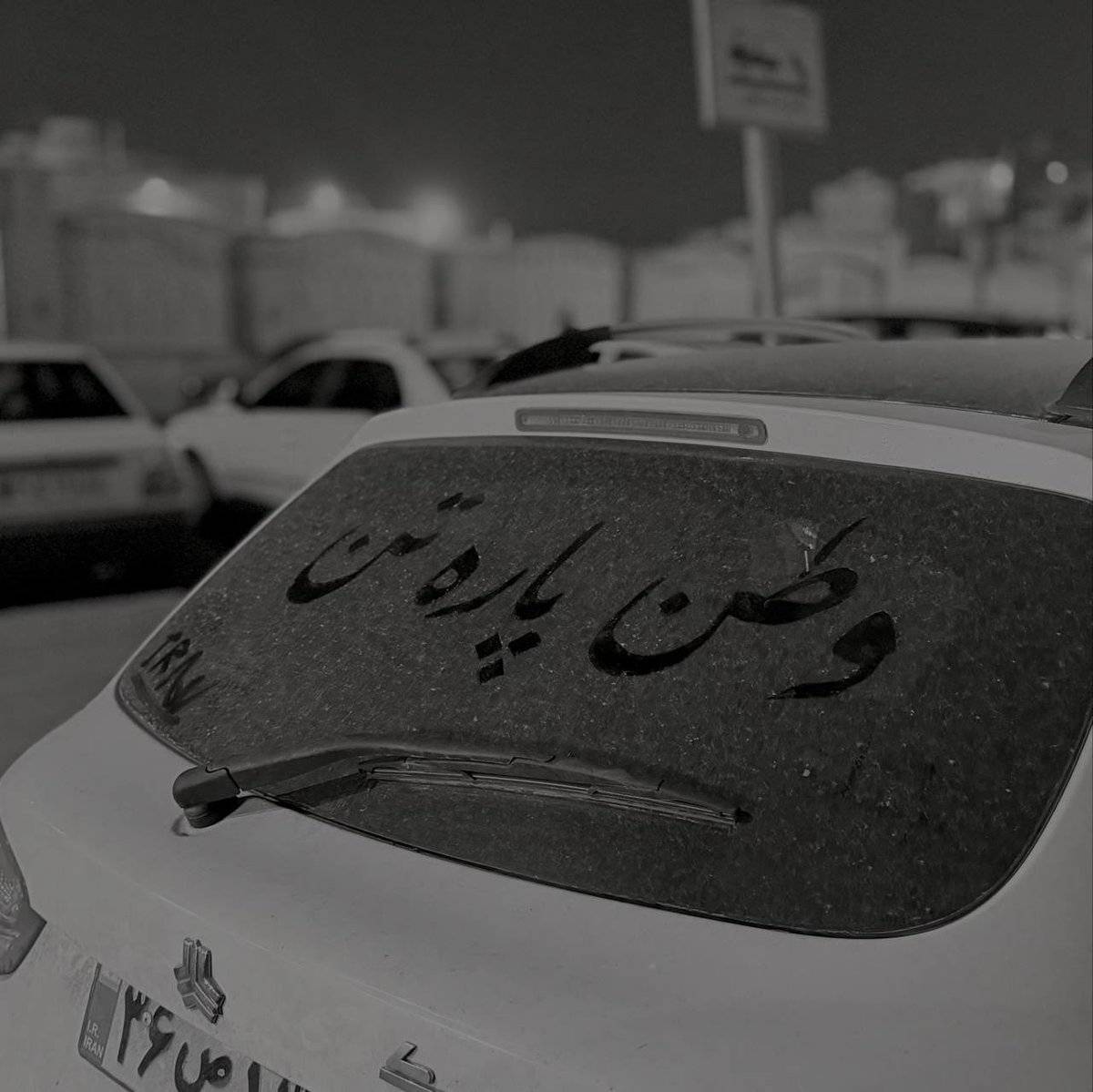 تصویر زیبا از شعارنویسی روی یک ماشین