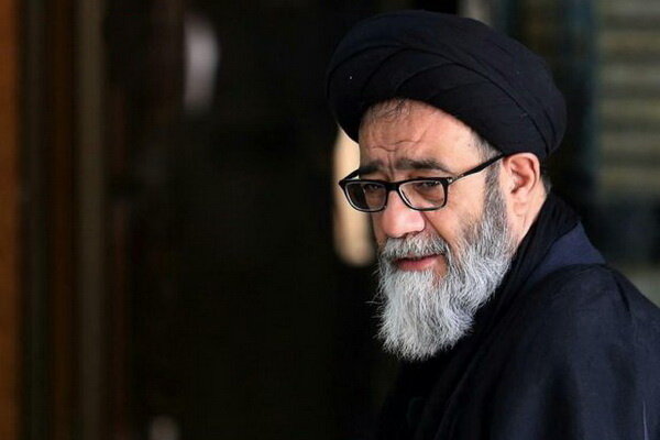 امام جمعه‌ای مردمی که بر پیکر یک خواننده نماز خواند