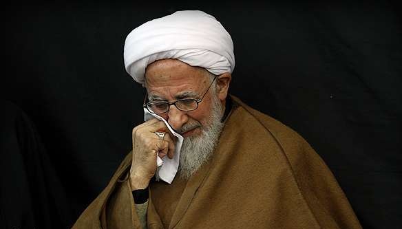 حضرت آیت الله جوادی آملی در جمکران بر پیکر رهبر شهید انقلاب نماز می خواند