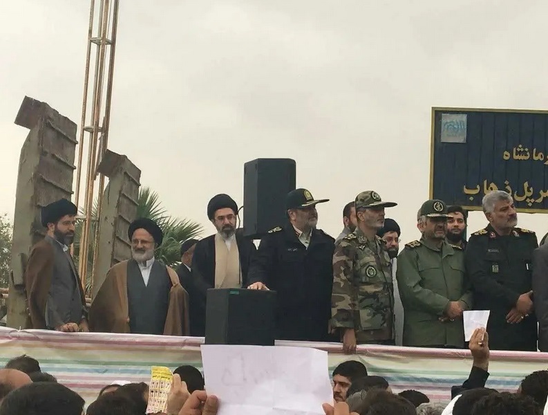 تصویری دیده‌نشده از آیت الله سید مجتبی خامنه‌ای در سرپل‌ ذهاب 