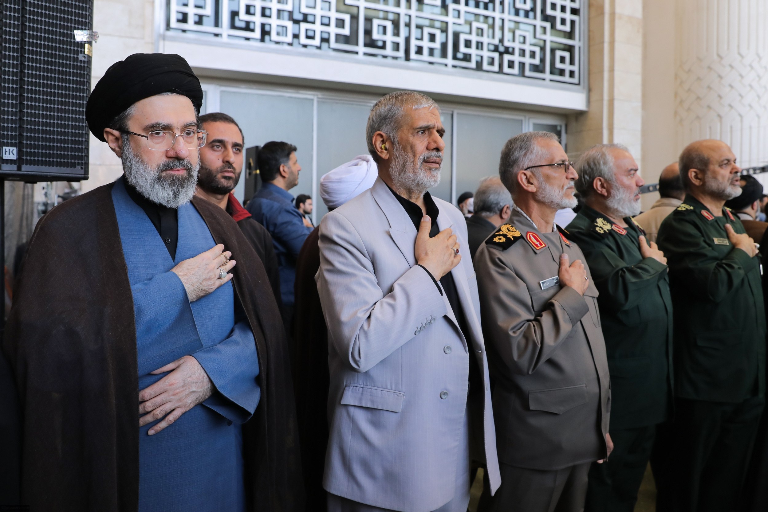 تصویر کمتر دیده شده از آیت‌الله سیدمجتبی خامنه‌ای در نماز جمعه نصر