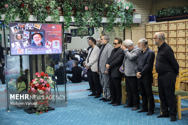  مراسم یادبود اکبر عبدی برگزار شد؛ پخش سریال‌ اکبر عبدی بعد از صفر