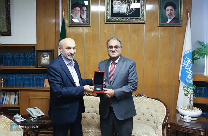  تأکید رئیس دانشگاه تهران و سفیر پاکستان بر تقویت دیپلماسی علمی