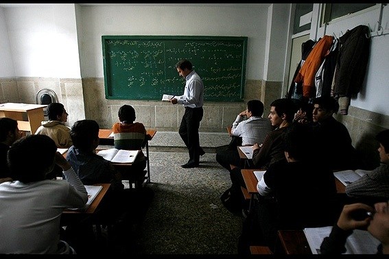 آیین‌نامه‌ای که معلمان فاقد صلاحیت را به کشور بازمی‌گرداند